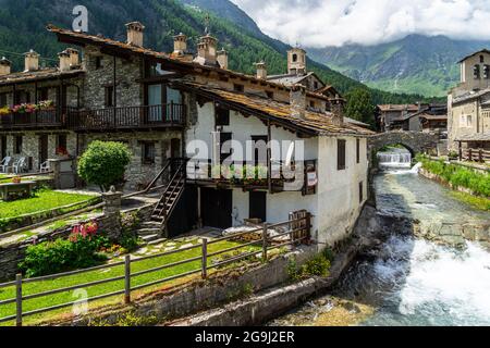 Vista su Chianale, tipico borgo alpino del Piemonte e uno dei borghi più belli d'Italia Foto Stock