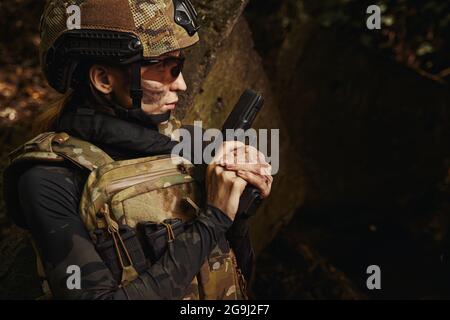 Soldato che riposa dopo un'operazione speciale in legno Foto Stock