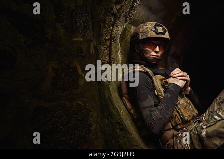 Donna che tiene le armi da fuoco a mano per sparare Foto Stock