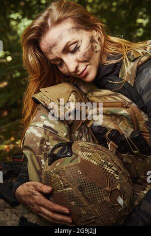 Signora carina con viso stanco e sporco Foto Stock