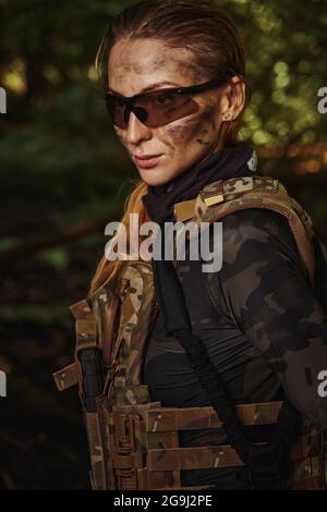 Donna in operazioni pericolose in foresta Foto Stock