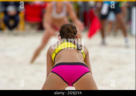 Un giocatore di Beach volley femminile sta ottenendo pronto per servire la palla Foto Stock