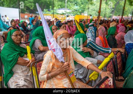 Nuova Delhi, India. 26 luglio 2021. Le donne sono viste tenere le bandiere dell'Unione degli agricoltori durante l'attuale ' tutte le donne Kisan Sansad ' a Jantar Mantar a Nuova Delhi. Le donne manifestanti hanno iniziato il ‘Kisan Sansad (parlamento degli agricoltori) al Jantar Mantar Lunedi come l'agitazione contro le tre leggi agricole centrali è entrato nei suoi otto mesi. Oggi il Mahila Kisan Sansad riflette sui ruoli chiave che le donne svolgono nell'agricoltura indiana e sul loro ruolo critico nel movimento in corso. Credit: SOPA Images Limited/Alamy Live News Foto Stock