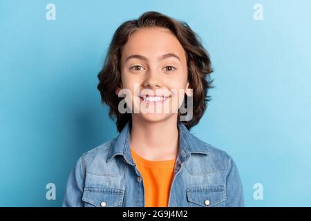 Foto di bambino ragazzo ragazzo bello felice sorriso positivo toothy isolato su sfondo di colore blu Foto Stock