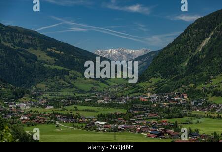 Bad Hofgastein città dal treno veloce austria in mezzo di fresco colore sole estate Foto Stock