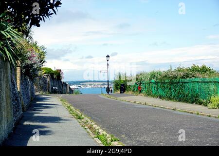 La spianata della peomenade rocciosa di Shanklin offre fantastiche vedute di Sandown e della baia sull'Isola di Wight. Foto Stock