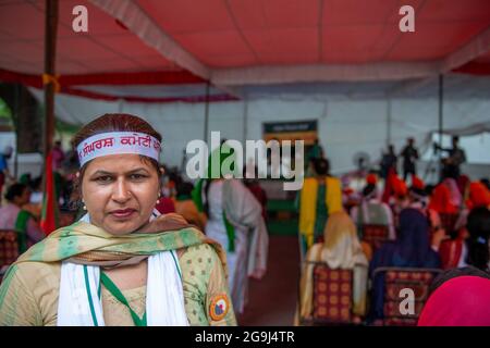 Nuova Delhi, India. 26 luglio 2021. Il manifestante Jagtar Kaur del Punjab partecipa al " tutte le donne Kisan Sansad" a Jantar Mantar, New Delhi. Le donne manifestanti hanno iniziato il ‘Kisan Sansad (parlamento degli agricoltori) al Jantar Mantar di lunedì, quando l'agitazione contro le tre leggi centrali della fattoria è entrata nei suoi otto mesi. Oggi il Mahila Kisan Sansad riflette sui ruoli chiave che le donne svolgono nell'agricoltura indiana e sul loro ruolo critico nel movimento in corso. (Foto di Pradeep Gaur/SOPA Images/Sipa USA) Credit: Sipa USA/Alamy Live News Foto Stock