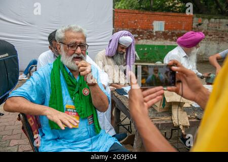 Nuova Delhi, India. 26 luglio 2021. Darshan Pal singh Farmer leader durante il 'tutte le donne Kisan Sansad' in corso a Jantar Mantar, New Delhi. Le donne manifestanti hanno iniziato il ‘Kisan Sansad (parlamento degli agricoltori) al Jantar Mantar Lunedi come l'agitazione contro le tre leggi centrali della fattoria è entrato nei suoi otto mesi. Oggi il Mahila Kisan Sansad riflette sui ruoli chiave che le donne svolgono nell'agricoltura indiana e sul loro ruolo critico nel movimento in corso. (Foto di Pradeep Gaur/SOPA Images/Sipa USA) Credit: Sipa USA/Alamy Live News Foto Stock