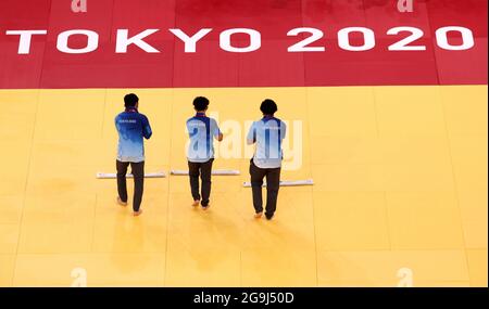 Tokio, Giappone. 26 luglio 2021. Judo: Olimpia, nella sala delle arti marziali Nippon Budokan. Il tappetino è preparato per i combattimenti. Credit: Friso Gentsch/dpa/Alamy Live News Foto Stock