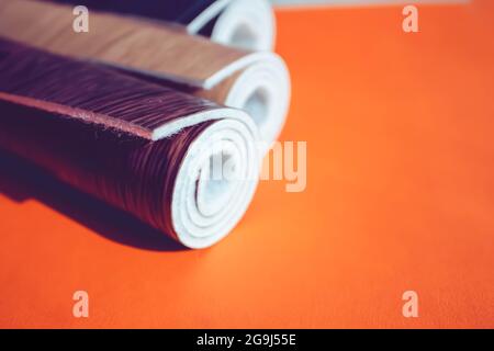 Diverse opzioni per il linoleum. Un gruppo di campioni di linoleum. Pavimenti per la casa. Foto Stock