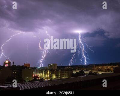 Tempesta su Vienna con un sacco di fulmini. Foto Stock