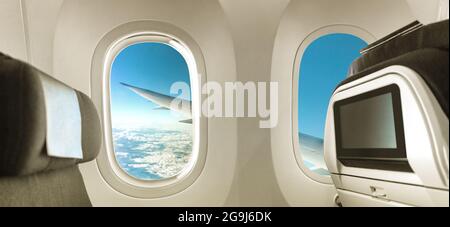 Piano interno con finestra e sedili banner sfondo panoramico per l'annuncio. Vista della cabina dell'aereo dell'ala durante la vacanza di viaggio in volo. Vuoto interno Foto Stock