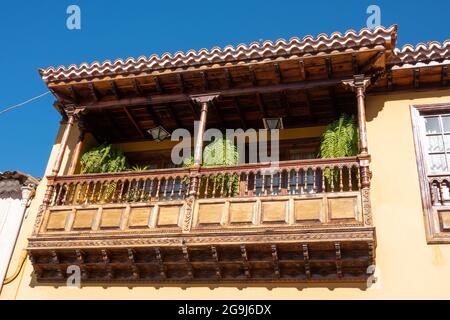 La Orotava, Tenerife, Spagna-01 Gennaio 2020, vista su Vecchia casa con balcones in legno nel centro della città, Isole Canarie Foto Stock