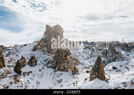 Turchia, Cappadocia, Paesaggio con Castello montagna coperta di neve Foto Stock