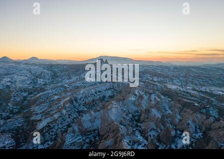 Turchia, Cappadocia, Paesaggio con Castello montagna coperta di neve Foto Stock
