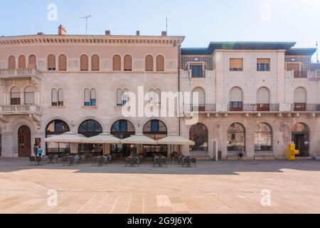 Croazia, Istria, Pola, Ristorante in Piazza Forum nella città vecchia Foto Stock