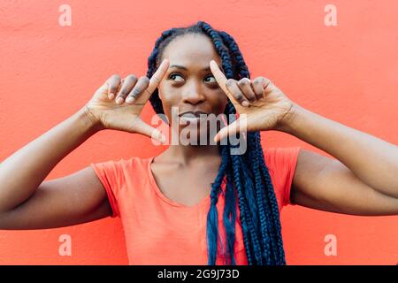 Italia, Milano, giovane donna con trecce che fanno cornice al dito Foto Stock