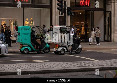 Londra lungo Regent's Street e Shopping Bags Foto Stock