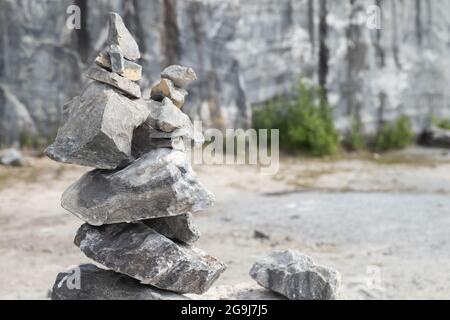 Cairn di pietra all'ex cava di marmo a Ruskeala, Carelia, Russia Foto Stock