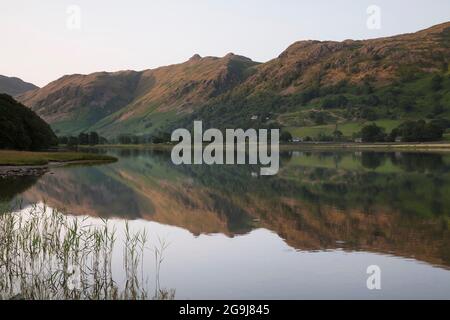Riflessioni nell'acqua dei Fratelli nel Distretto dei Laghi Inglesi Foto Stock