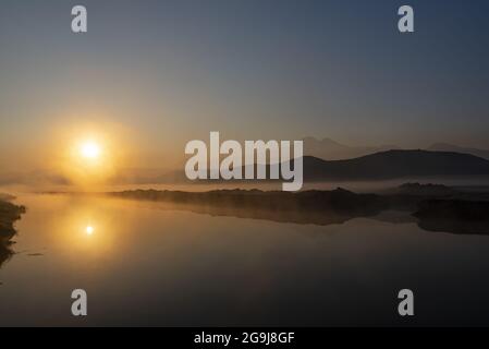 Nebbia sul fiume e la pianura a Kayseri, Erciyes montagna all'alba Foto Stock