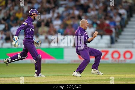 Callum Parkinson (a destra) dei Northern Superchargers celebra il lancio del trent Rockets Samit Patel durante la partita Hundred a Trent Bridge, Nottingham. Data immagine: Lunedì 26 luglio 2021. Foto Stock