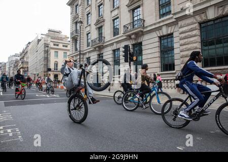 Londra, Regno Unito. 24 luglio 2021. I giovani ciclisti passano lungo Haymarket durante l'evento biennale BikeStormz per protestare contro la violenza giovanile. Il primo giro in BikeStormz ha avuto luogo nel 2014 e giostre simili sono ora organizzate in altre città come Parigi e Amsterdam. Credit: Mark Kerrison/Alamy Live News Foto Stock