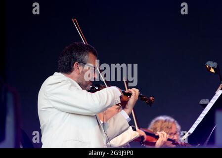 Musicisti della London Concert Orchestra, che si esibiscono in un concerto di Katherine Jenkins a Maldon, Essex, Regno Unito. Violinista. Sezione stringa Foto Stock