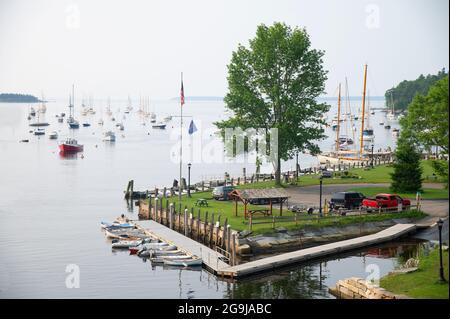 Una panoramica di Rockport Harbor, Rockport, Maine, Stati Uniti Foto Stock