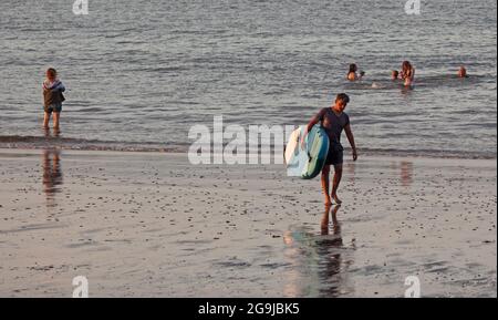 Portobello, Edimburgo, Scozia, Regno Unito. 26 luglio 2021. Sera soleggiata con 22 gradi centigradi dopo doccia pesante, con potenziale tempeste previsione per Martedì. Credit: Arch White/Alamy Live News. Foto Stock