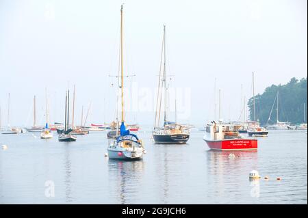 Una panoramica di Rockport Harbor, Rockport, Maine, USA in una serata estiva Foto Stock