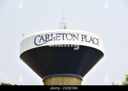 Carleton Place, Canada - 25 luglio 2021: La torre d'acqua della città di Carleton Place che si trova 46 chilometri a ovest di Ottawa, Ontario il capi Foto Stock