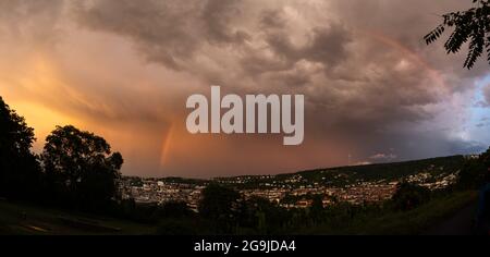 Stoccarda, Germania - 26 luglio 2021. Una tempesta di tuono sta precipitando su Stoccarda durante le ore serali. Lasciando una bella vista colorata con arcobaleno. Foto Stock