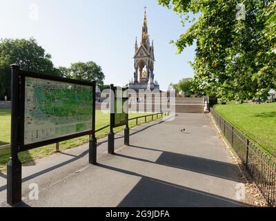 Londra, Greater London, Inghilterra, luglio 17 2021: Mappe della posizione nei Kensington Gardens e l'Albert Memorial in memoria del Principe Alberto. Foto Stock