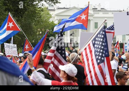 Washington, Stati Uniti. 26 luglio 2021. Centinaia di cubani in tutto il paese si riuniscono a Lafayette Park per chiedere al presidente Biden di fornire aiuto umanitario e intervento militare a Cuba durante un raduno sulla libertà per Cuba, oggi il 26 luglio 2021 di fronte alla Casa Bianca a Washington DC, USA. (Foto di Lenin Nolly/Sipa USA) Credit: Sipa USA/Alamy Live News Foto Stock