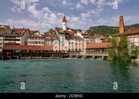 Panorama View - Thun, Svizzera. Paesaggio urbano, splendidi edifici nel vecchio fiume della città, Aare fiume Foto Stock