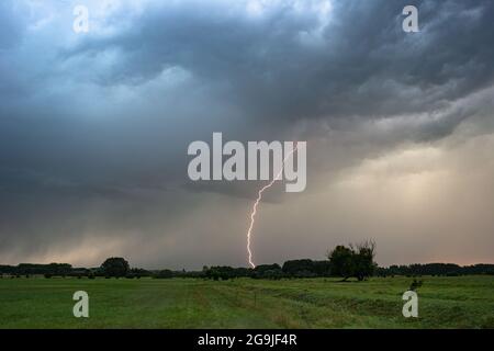Il fulmine colpisce giù sulle pianure Foto Stock