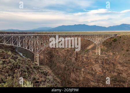 Taos, New Mexico - il ponte Rio Grande Groge porta l'autostrada US 64 a sei metri sopra il Rio Grande. Foto Stock