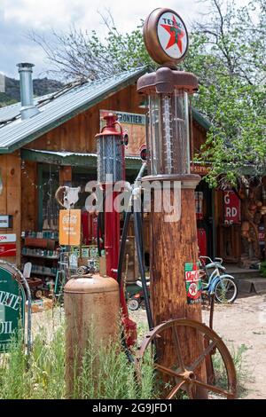 Embudo, New Mexico - il Museo del gas Classico, una collezione di pompe di gas antiche e altri manufatti provenienti dall'America stradale. La collezione è l'opera Foto Stock