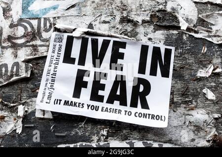 Un manifesto che pretende di essere dal gruppo scettico Covid Lockdown The White Rose su una strada nel Regno Unito Foto Stock