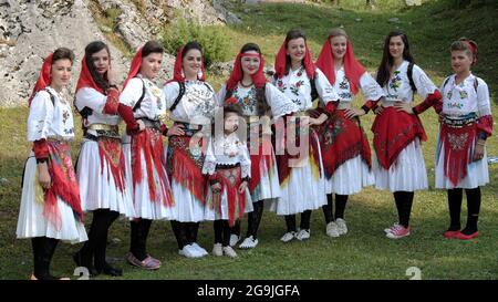 VUSANJE, MONTENEGRO - 21 LUGLIO 2015: Le componenti femminili del gruppo folcloristico albanese vestite con colorati costumi tradizionali sono in posa in Montenegro vicino Foto Stock