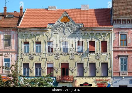 ARAD, ROMANIA - 30 LUGLIO 2015: Elegante facciata in stile Liberty e architettura della secessione viennese ad Arad Foto Stock