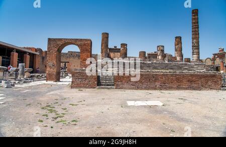 POMPEI, ITALIA - 28 GIUGNO 2021: I turisti visitano le famose rovine dell'antica città di Pompei vicino al vulcano Vesuvio. Foto Stock