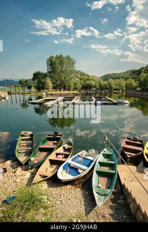 Barche a remi sulla baia di Karuc nel Parco Nazionale del Lago Skadar, Montenegro Foto Stock