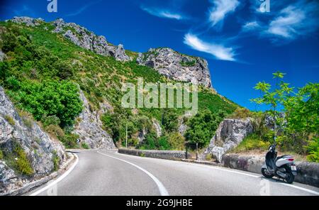 Moto lungo la Costiera Amalfitana nella stagione estiva, Italia Foto Stock