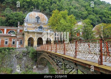 Bagni imperiali austriaci e ponte in ghisa a Baile Herculane, Romania Foto Stock