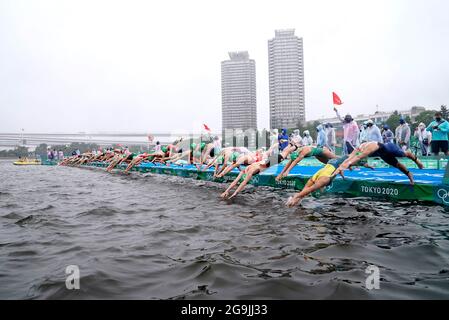 I concorrenti si tuffano in acqua all'inizio del Triathlon delle Donne al Parco Marino di Odaiba il quarto giorno dei Giochi Olimpici di Tokyo 2020 in Giappone. Data immagine: Martedì 27 luglio 2021. Foto Stock