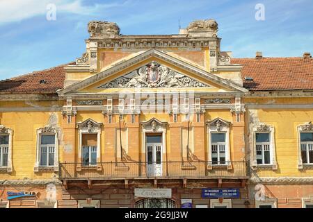 TIMISOARA, ROMANIA - 29 LUGLIO 2015: Palazzo barocco 'Casa con i Lions' in Union Square lavori in corso, Romania Foto Stock