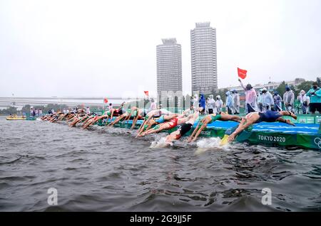 I concorrenti si tuffano in acqua all'inizio del Triathlon delle Donne al Parco Marino di Odaiba il quarto giorno dei Giochi Olimpici di Tokyo 2020 in Giappone. Data immagine: Martedì 27 luglio 2021. Foto Stock