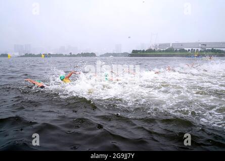 I concorrenti nuotano in acqua durante il Triathlon delle Donne al Parco Marino di Odaiba il quarto giorno dei Giochi Olimpici di Tokyo 2020 in Giappone. Data immagine: Martedì 27 luglio 2021. Foto Stock